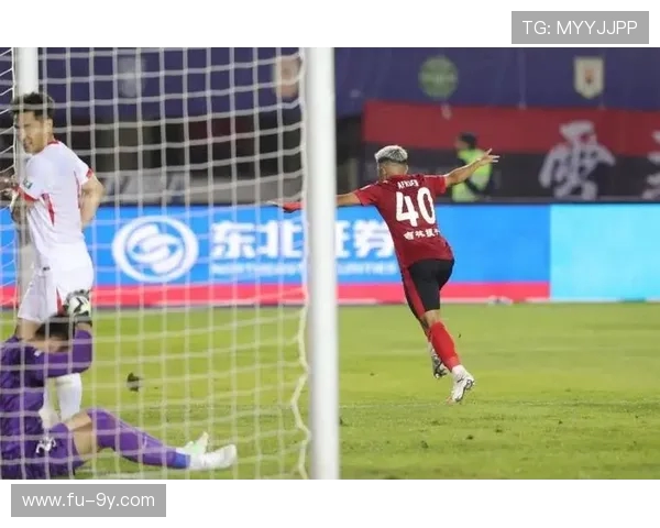 当足球场化身生命战场球员用球技上演惊心动魄的救人瞬间 当足球场化身生命战场球员用球技上演惊心动魄的救人瞬间